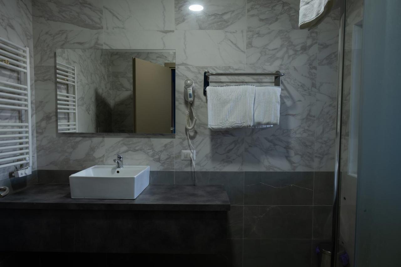 Queen Hotel Sesto San Giovanni Bagian luar foto
